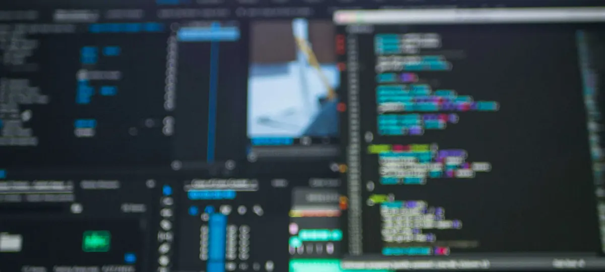 Brille vor Bildschirmen mit Programmcode